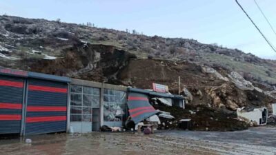 Bitlis’te etkili olan sağanak yağışlar heyelana neden oldu. Sanayi sitesi