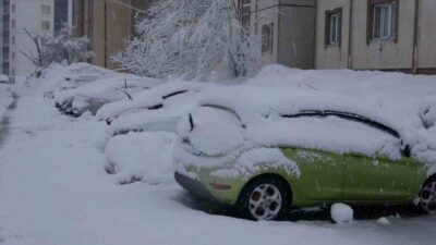 Bitlis’te etkili olan kar yağışı kenti yeniden beyaza bürürken, araçlar