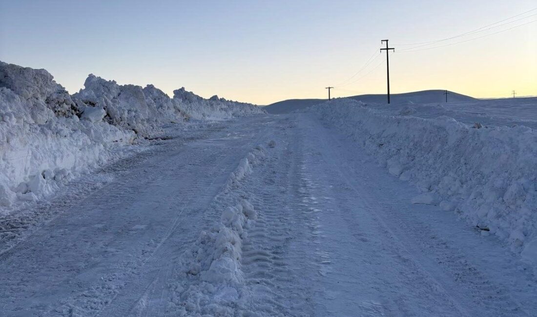 Bitlis’te kar ve tipiden kapanan köy yollarını ulaşıma açnak için