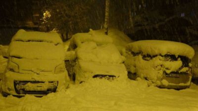 Bitlis’te sabah saatlerinde başlayan ve aralıksız devam eden kar yağışı