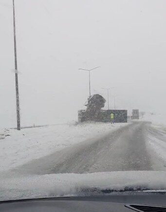 Bitlis’te etkili olan olumsuz hava şartları nedeniyle kontrolden çıkan tır