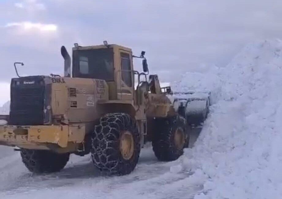 Bitlis’te kış şartlarının etkisini sürdürmesiyle birlikte köy yollarında ulaşımın aksamaması