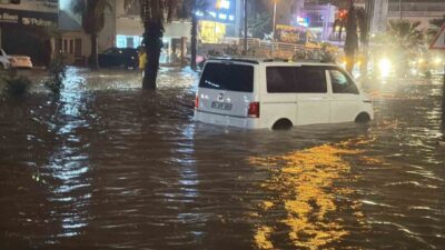 Muğla’nın Bodrum ilçesinde etkili olan sağanak yağış yolları göle çevirdi,