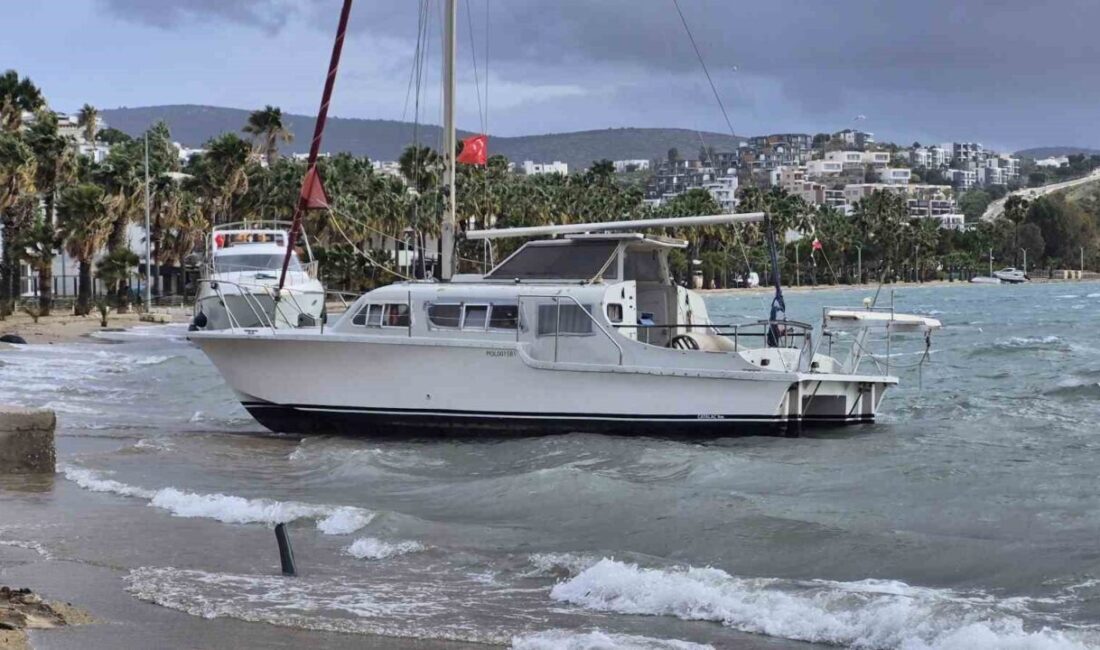 Muğla’nın Bodrum ilçesinde etkili olan fırtına nedeniyle koyda demirli toplam
