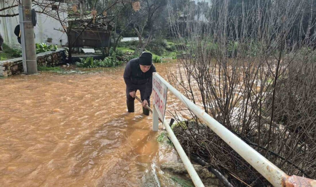 Muğla’nın Bodrum ilçesinde etkili olan sağanak yağmur nedeniyle yollar kapandı,