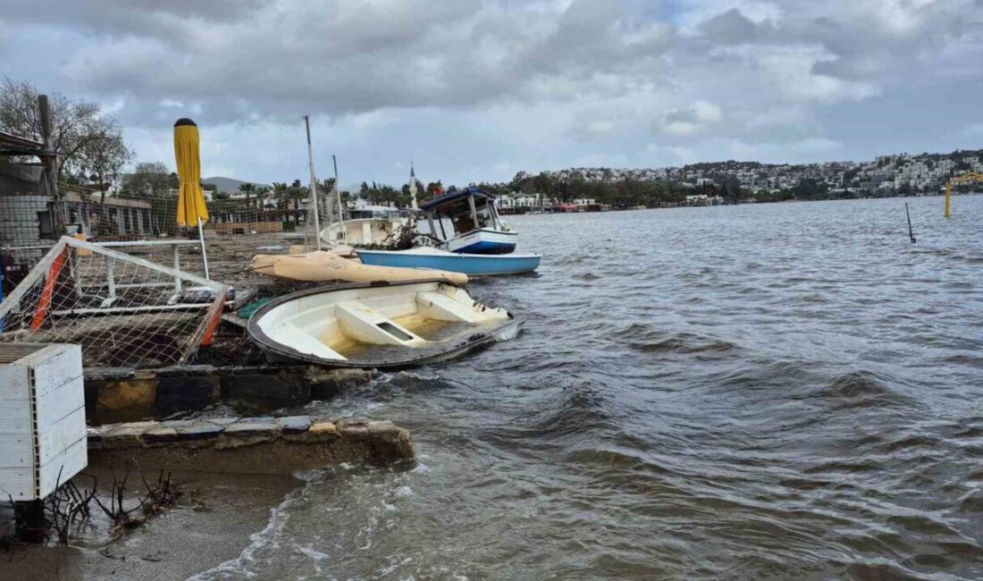 Muğla’nın Bodrum ilçesinde etkili olan fırtınada koyda demirli tekneler kıyıya