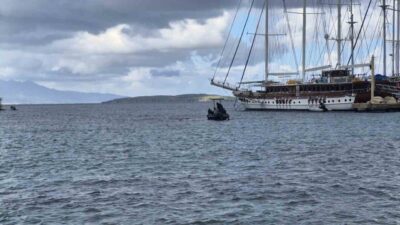 Muğla’nın Bodrum ilçesinde sahile izinsiz şekilde inşa edilen yapıların yıkımına
