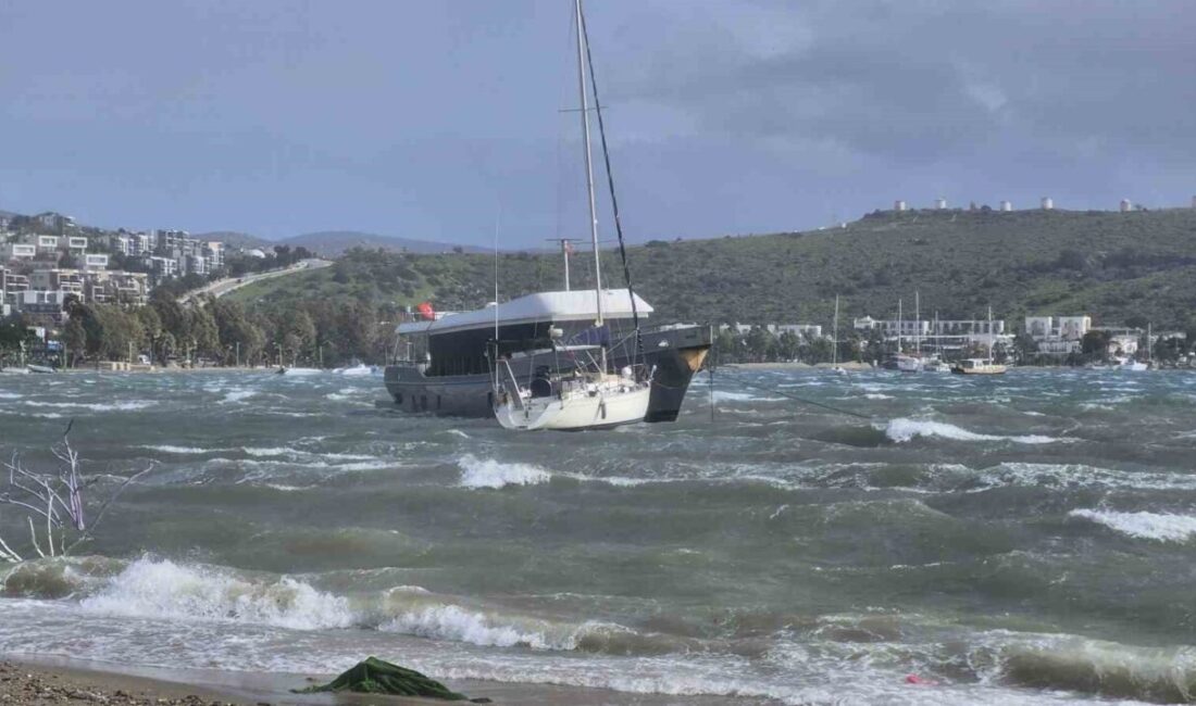 Muğla’nın Bodrum ilçesinde etkili olan kuvvetli fırtına sebebiyle tekneler karaya
