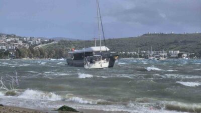 Muğla’nın Bodrum ilçesinde etkili olan kuvvetli fırtına sebebiyle tekneler karaya