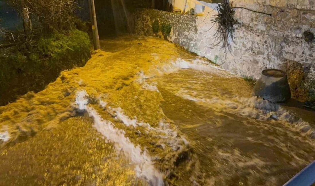 Muğla’nın Bodrum ilçesinde akşam saatlerinde etkisini artıran sağanak nedeniyle cadde