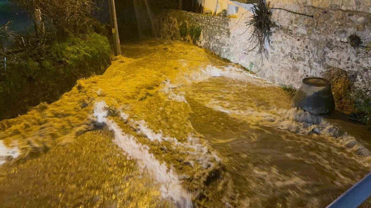 Muğla’nın Bodrum ilçesinde akşam saatlerinde etkisini artıran sağanak nedeniyle cadde