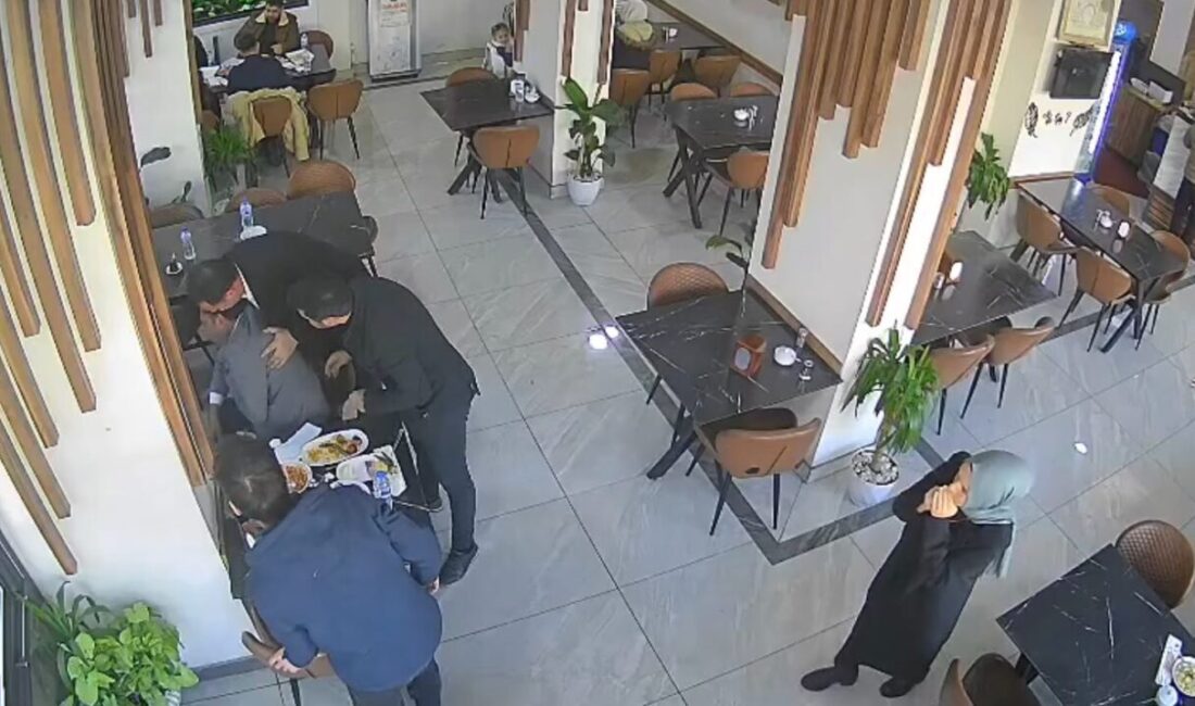 Gaziantep’te bir lokantada yemek yerken boğazına lokma kaçan vatandaş, karşı
