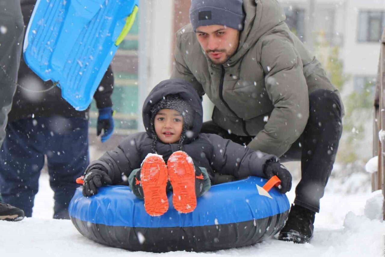 Bolu’nun Gerede ilçesinde etkisini sürdüren yoğun kar yağışı ve buzlanma