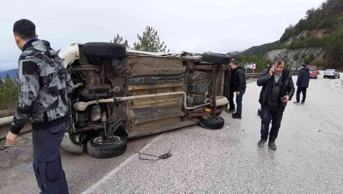 Bolu’nun Mudurnu ilçesinde cenazeden dönenlerin bulunduğu hafif ticari araç, otomobil