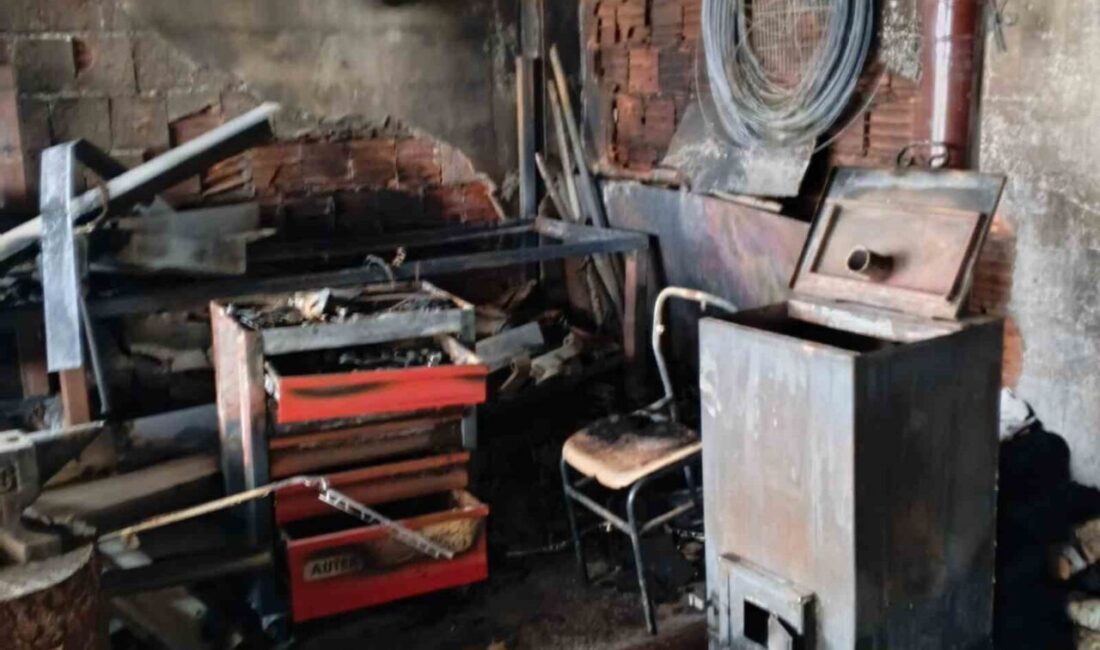 Bolu’nun Mengen ilçesinde demir doğrama dükkanında çıkan yangında, boya ve