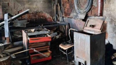 Bolu’nun Mengen ilçesinde demir doğrama dükkanında çıkan yangında, boya ve