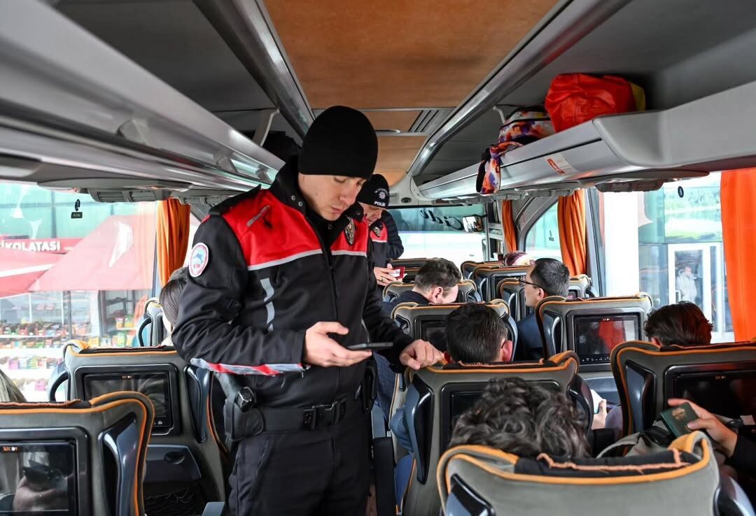 Bolu İl Emniyet Müdürlüğü ekipleri, düzensiz göç ve göçmen kaçakçılığıyla