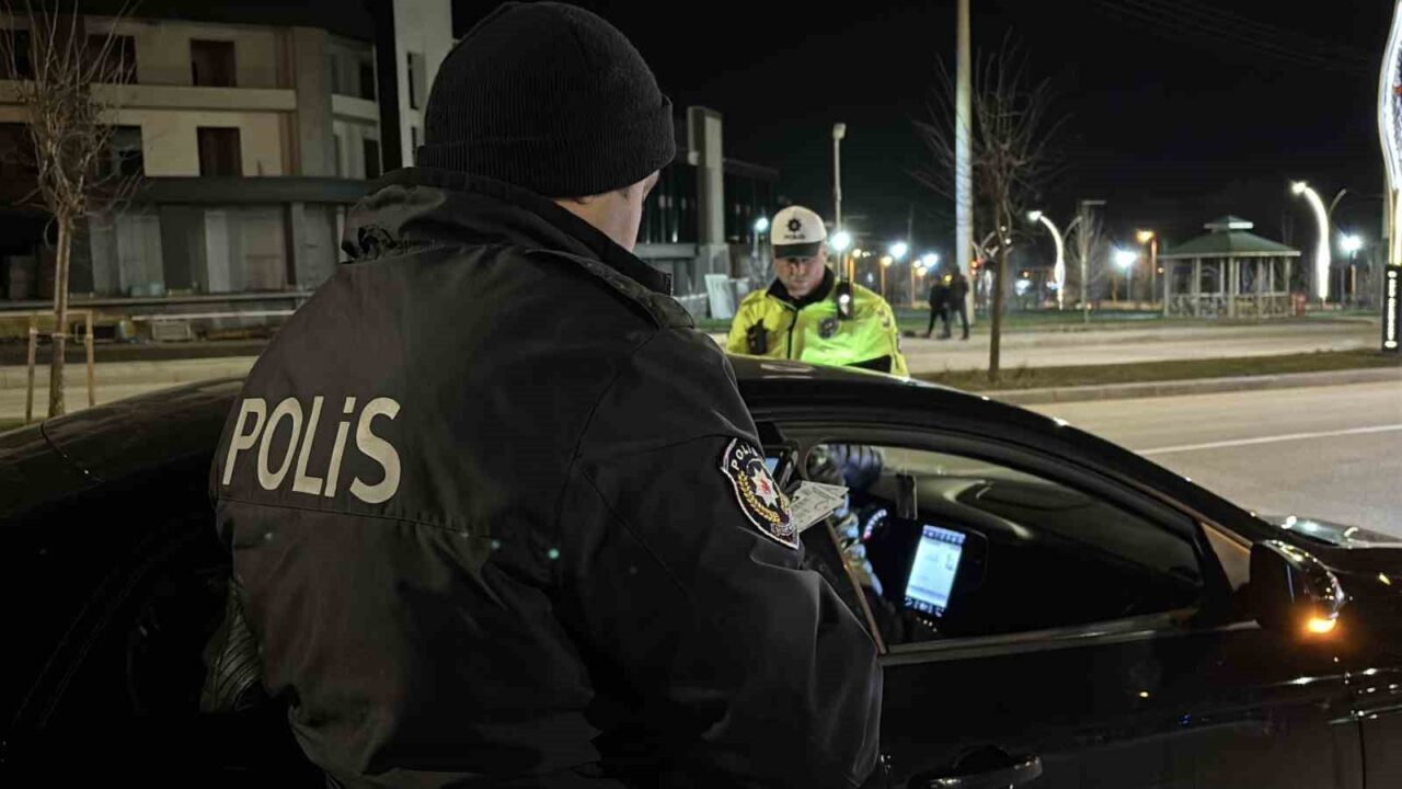 Bolu’da, vatandaşların yoğun şikayeti üzerine gece saatlerinde harekete geçen trafik