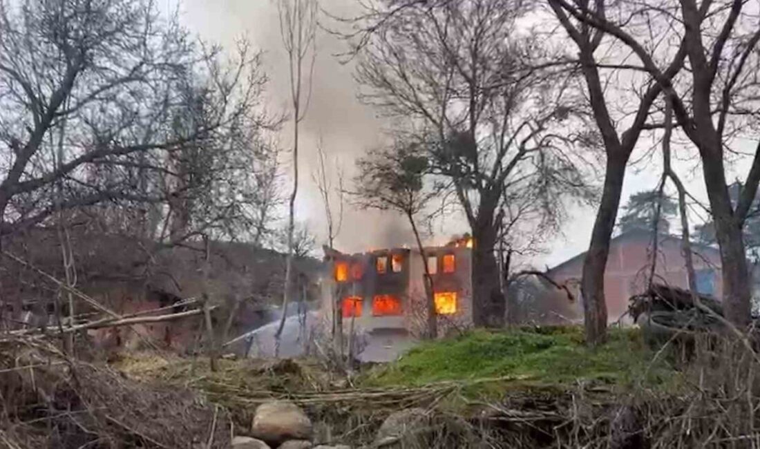 Bolu’nun Mudurnu ilçesinde iki katlı bir evde çıkan yangın, köylülerin