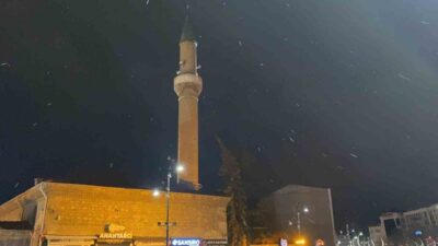 Bolu’da akşam saatlerinde kent merkezinde kar yağışı etkili oldu. Bolu’da