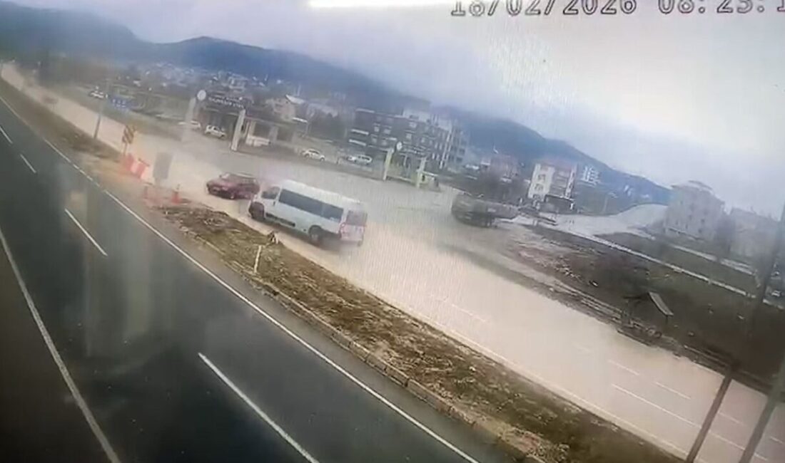 Bolu’da trafik istasyonu önünde minibüsle çarpışan otomobildeki sürücü yaralandı. O