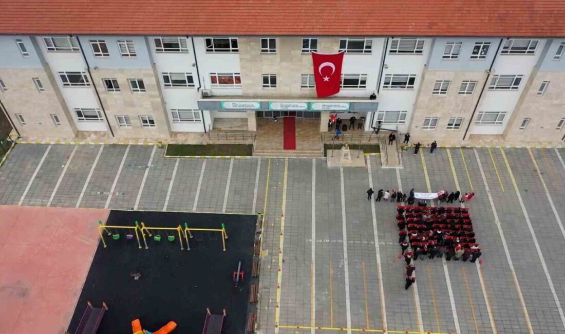 Bolu’da özel eğitim öğrencileri, öğretmenleri ve velileriyle birlikte ‘Bayrak sevgisi’