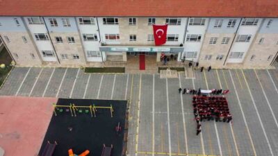 Bolu’da özel eğitim öğrencileri, öğretmenleri ve velileriyle birlikte ‘Bayrak sevgisi’