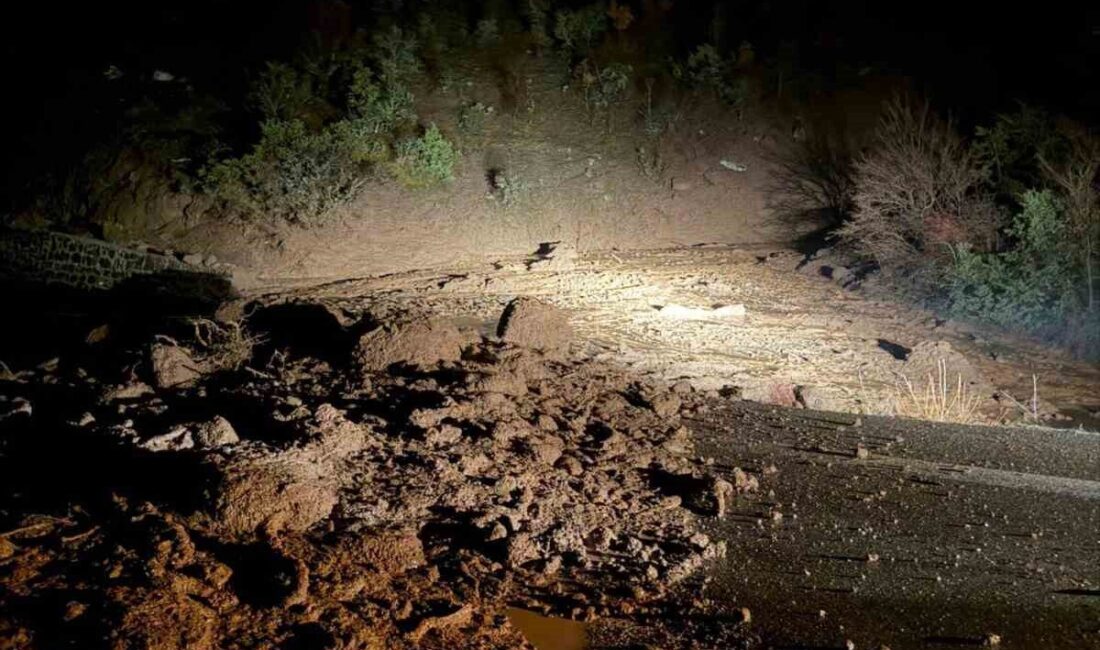 Bolu’nun Seben ilçesinde yol, aşırı yağış sonucu meydana gelen heyelan