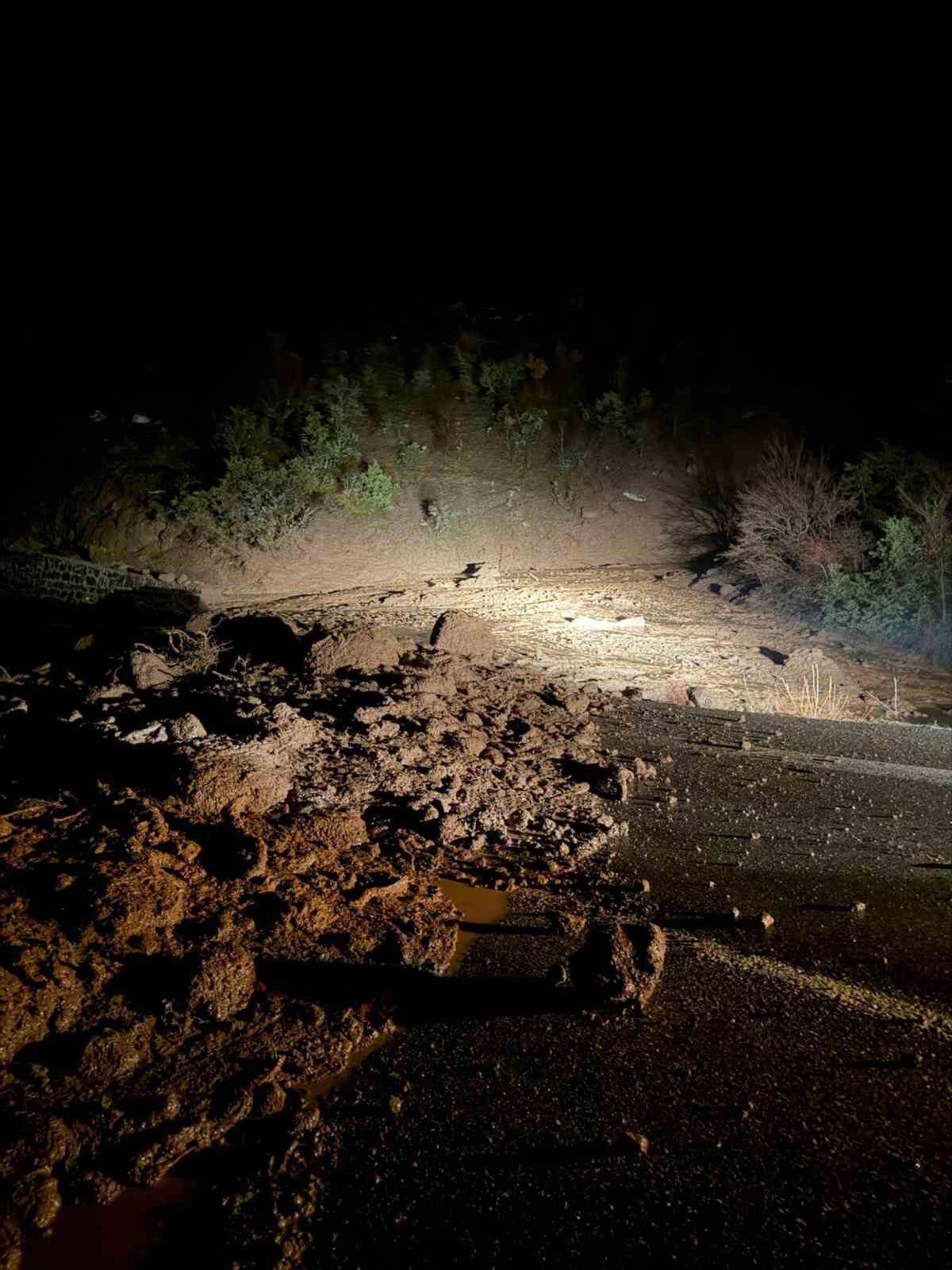 Bolu’nun Seben ilçesinde yol, aşırı yağış sonucu meydana gelen heyelan