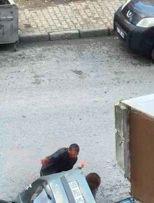 İstanbul’un Sultangazi ilçesinde boşanma aşamasında olduğu eşini sokak ortasında sevgilisi