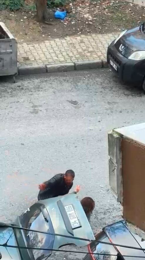 İstanbul’un Sultangazi ilçesinde boşanma aşamasında olduğu eşini sokak ortasında sevgilisi