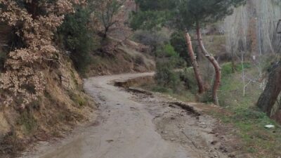 Denizli’de uzun süredir bozuk olan yol, son yağışların ardından daha