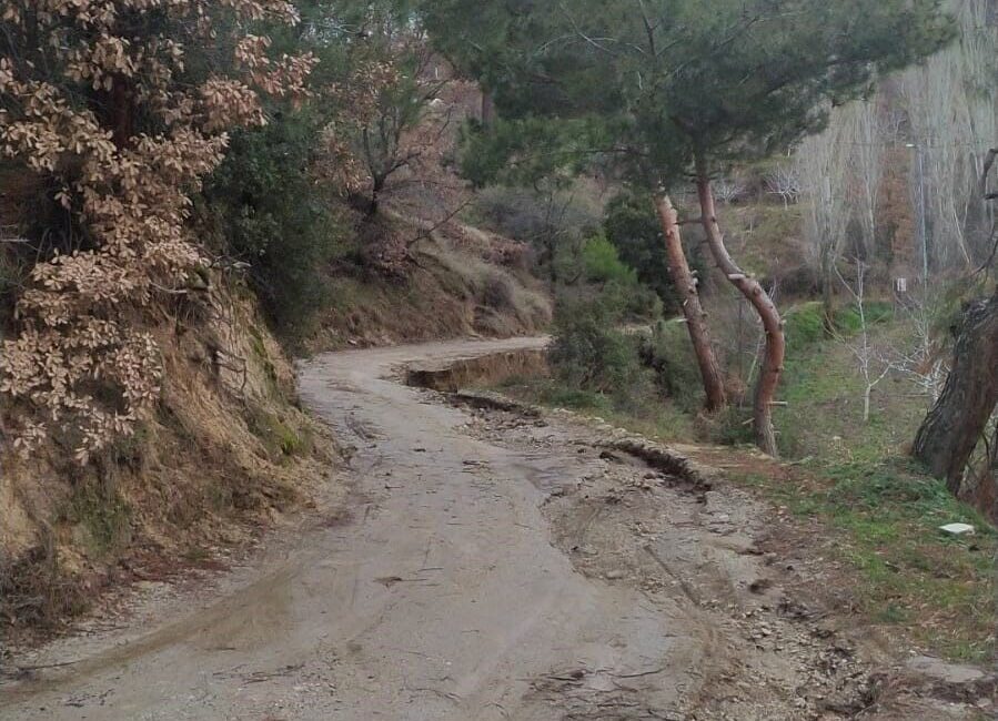 Denizli’de uzun süredir bozuk olan yol, son yağışların ardından daha