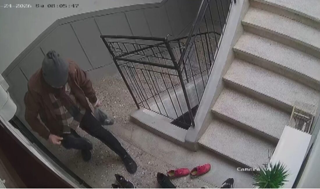Konya’da bir binaya giren şüpheli şahıs, çıktığı dairenin önünde bulunan