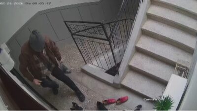 Konya’da bir binaya giren şüpheli şahıs, çıktığı dairenin önünde bulunan