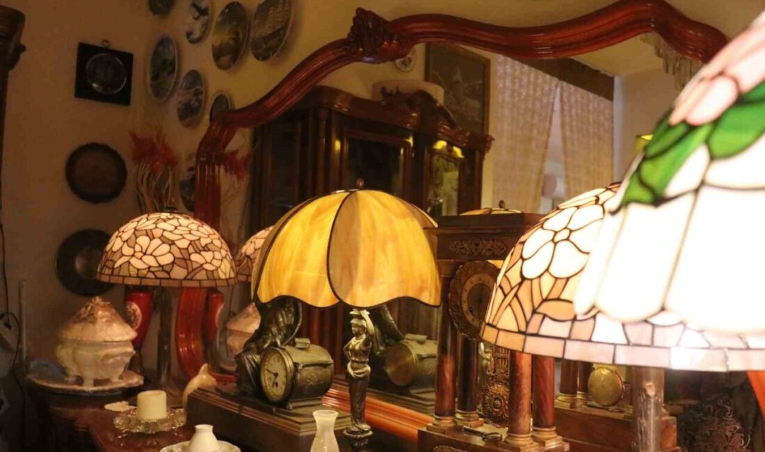 Sakarya’nın Adapazarı ilçesinde farklı dönemlere ait asırlık antika eşyalarla dekore