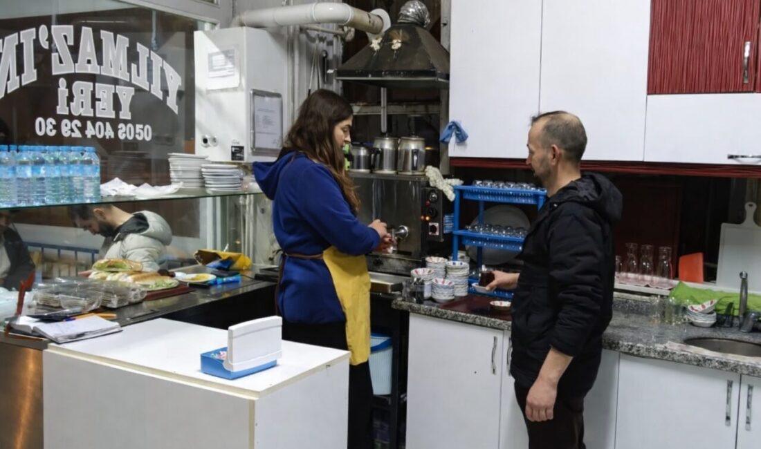 Tekirdağ’ın Muratlı ilçesinde bulunan bir kıraathanede çalışan Azra Hatipoğlu, hem