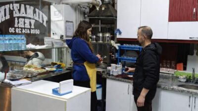 Tekirdağ’ın Muratlı ilçesinde bulunan bir kıraathanede çalışan Azra Hatipoğlu, hem