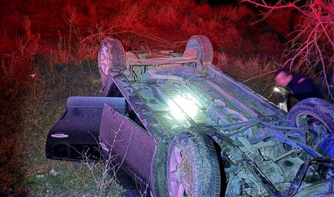 Burdur’un Bucak ilçesinde sürücüsünün direksiyon hakimiyetini kaybetmesi sonucu otomobilin takla