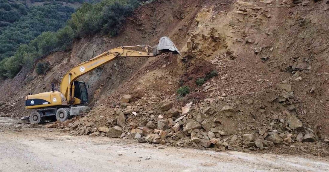 Buldan ve Babadağ ilçelerinde etkili olan yoğun yağışların ardından bazı