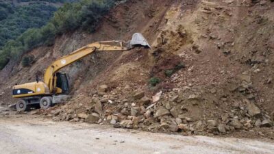 Buldan ve Babadağ ilçelerinde etkili olan yoğun yağışların ardından bazı