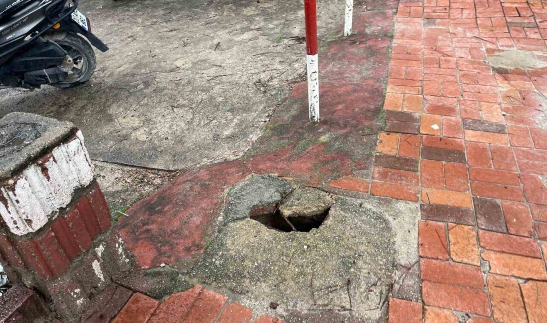 Denizli’nin Buldan ilçesinde ATM’lerin bulunduğu kaldırımda oluşan çukur, vatandaşlar için