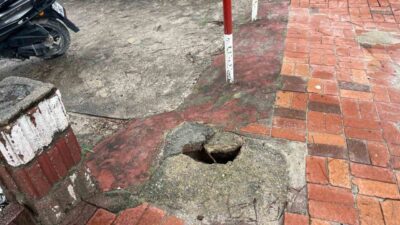 Denizli’nin Buldan ilçesinde ATM’lerin bulunduğu kaldırımda oluşan çukur, vatandaşlar için