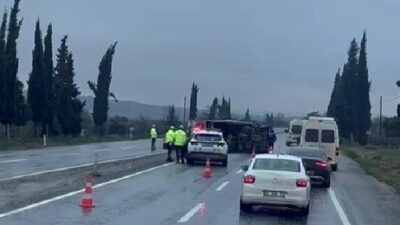 Denizli-Manisa karayolunda Buldan girişinde meydana gelen kazada portakal yüklü kamyon