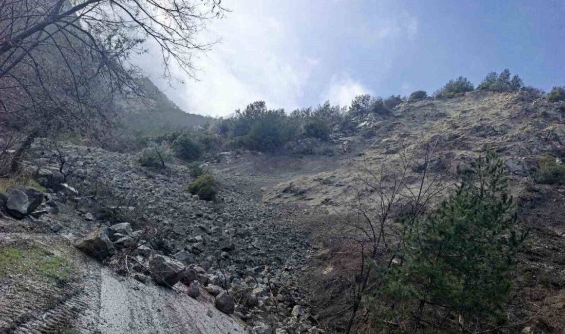 Denizli’nin Buldan ilçesine bağlı Çatak Mahallesi yolunda meydana gelen toprak