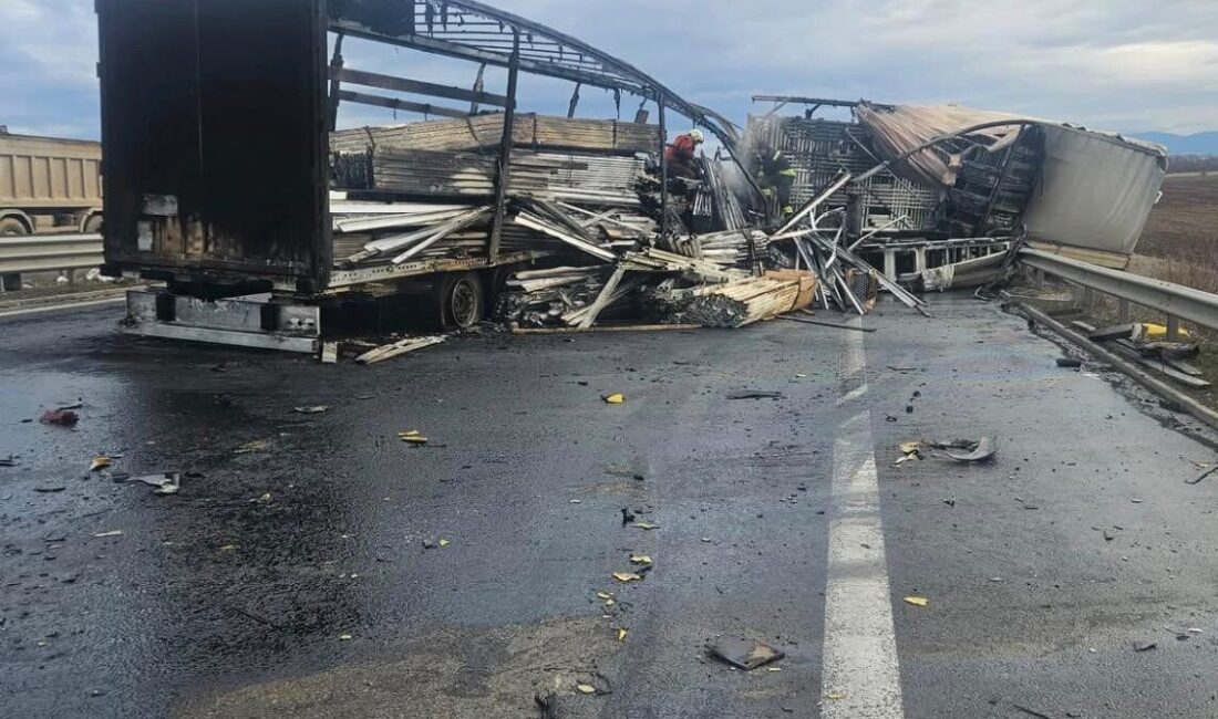 Bulgaristan’ın başkenti Sofya’da arıza nedeniyle yol kenarında duran tıra arkadan