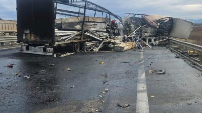 Bulgaristan’ın başkenti Sofya’da arıza nedeniyle yol kenarında duran tıra arkadan