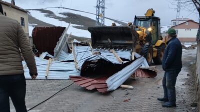 Kayseri’nin Bünyan ilçesinde etkili olan şiddetli rüzgâr, bazı bölgelerde olumsuzluklara