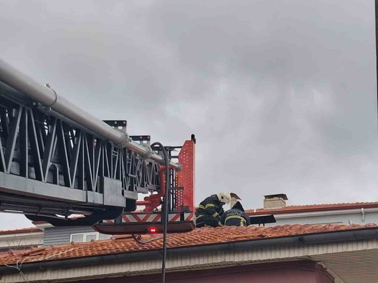 Burdur’da bir evde çıkan baca yangını itfaiye ekiplerince büyümeden söndürüldü.
