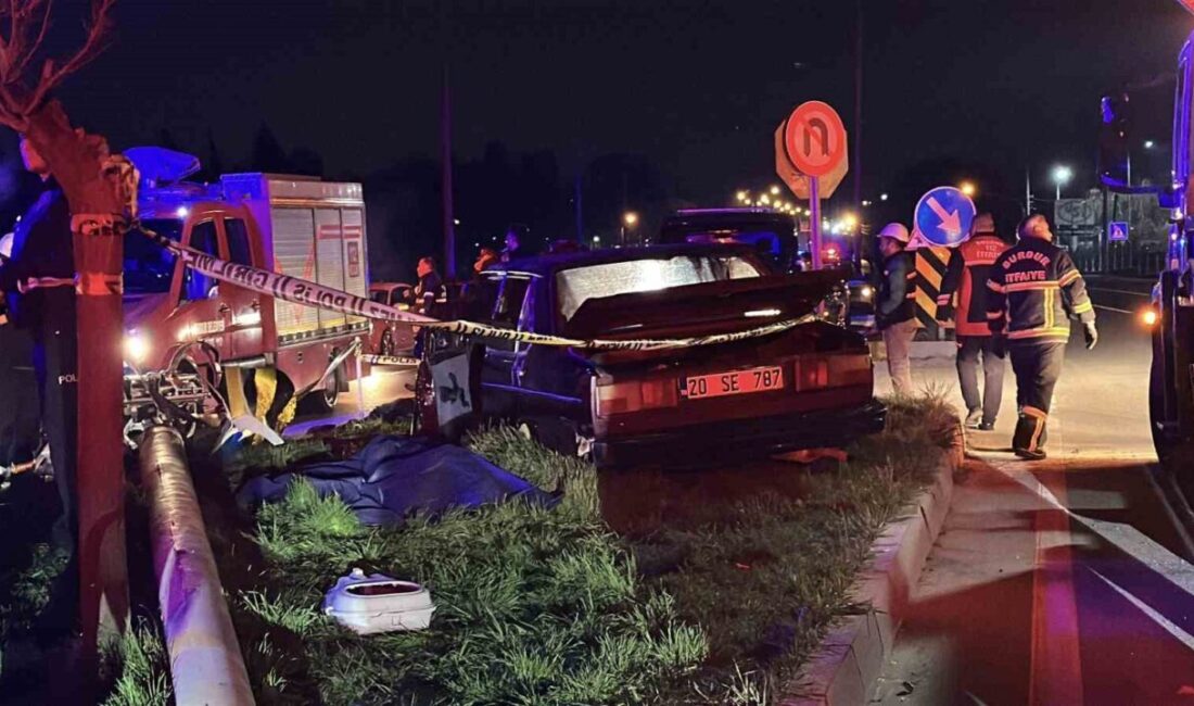 Burdur’da kontrolden çıkan otomobilin refüjdeki elektrik direğine çarpması sonucu meydana